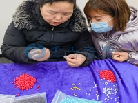 串珠繡外放手工活助力鄉(xiāng)村振興，農(nóng)民朋友農(nóng)忙時(shí)也有收入
